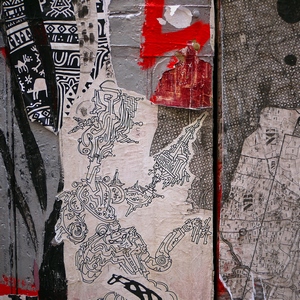 Papier déchiré sur collé sur un mur - France  - collection de photos clin d'oeil, catégorie streetart